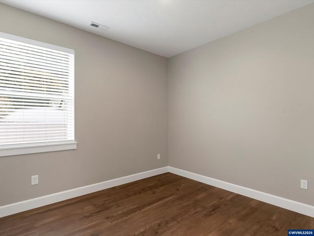 355 SE Juniper St, Mill City, OR 97360