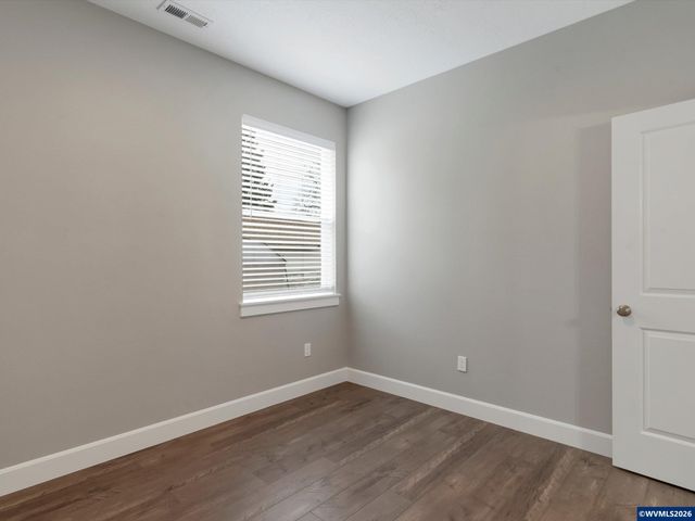 355 SE Juniper St, Mill City, OR 97360