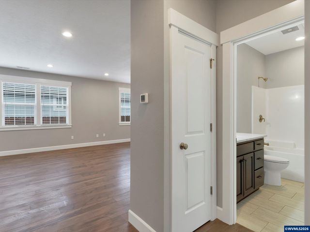 355 SE Juniper St, Mill City, OR 97360