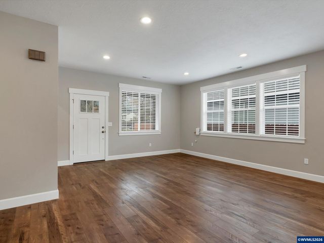 355 SE Juniper St, Mill City, OR 97360