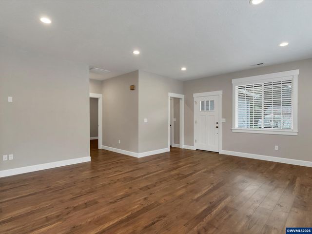 355 SE Juniper St, Mill City, OR 97360