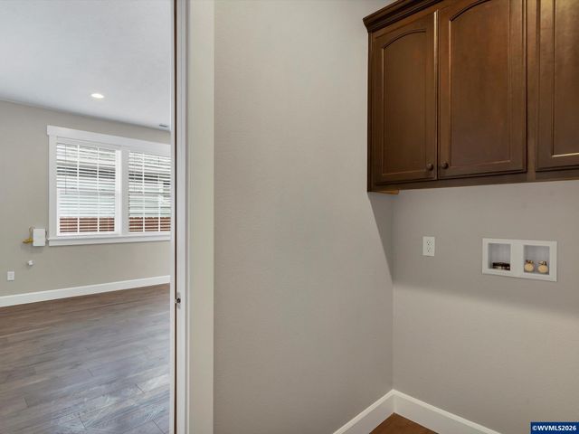 355 SE Juniper St, Mill City, OR 97360