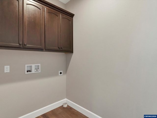 355 SE Juniper St, Mill City, OR 97360