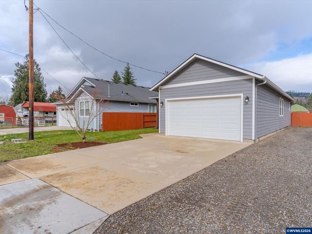 355 SE Juniper St, Mill City, OR 97360