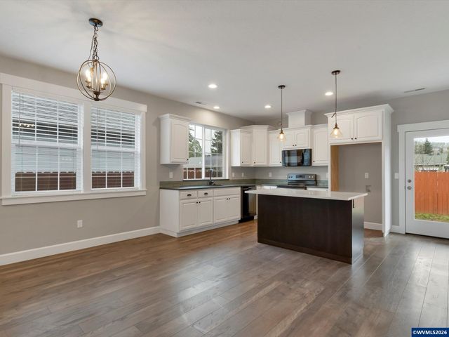 355 SE Juniper St, Mill City, OR 97360