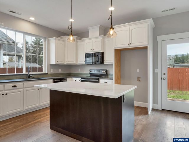 355 SE Juniper St, Mill City, OR 97360