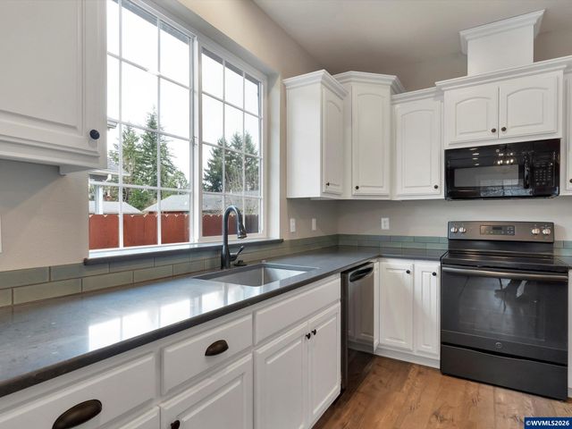 355 SE Juniper St, Mill City, OR 97360