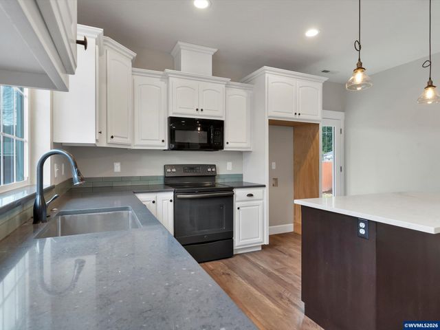 355 SE Juniper St, Mill City, OR 97360