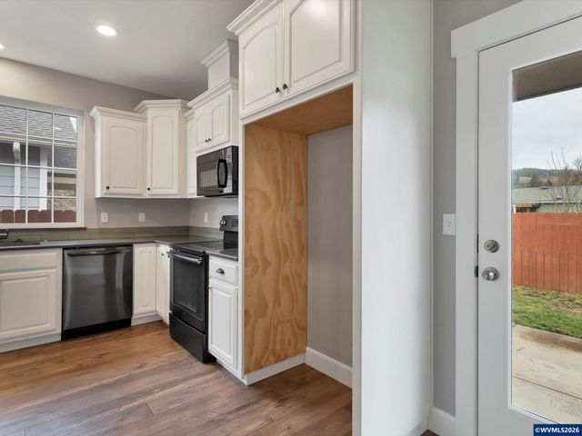 355 SE Juniper St, Mill City, OR 97360