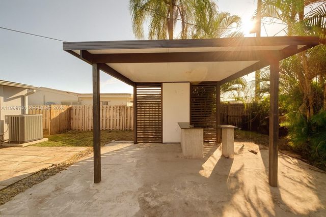 6780 Meade St, Hollywood, FL 33024