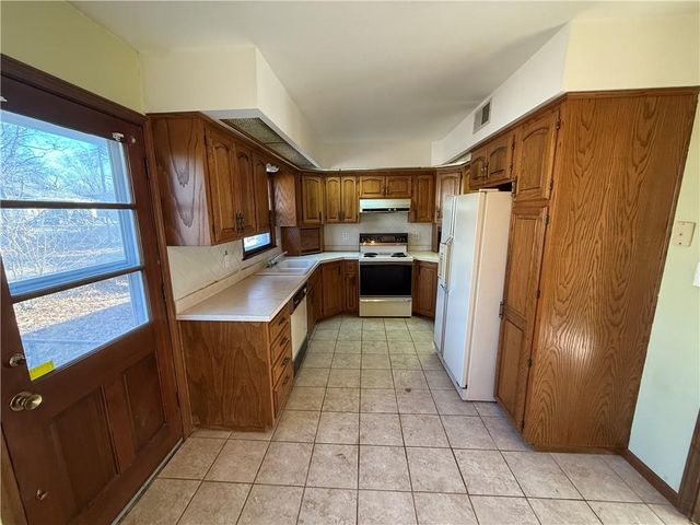 8200 E 104th Terrace, Kansas City, MO 64134