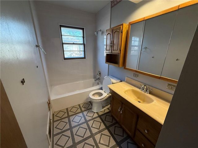 8200 E 104th Terrace, Kansas City, MO 64134