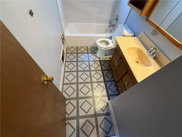 8200 E 104th Terrace, Kansas City, MO 64134