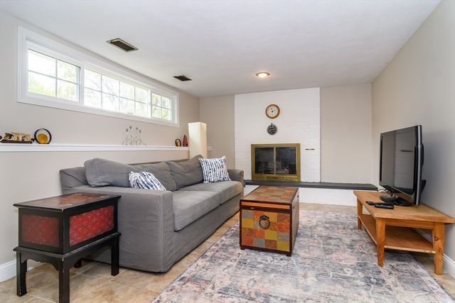 210 Bacon St, Natick, MA 01760