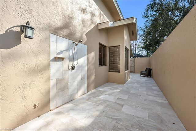 4556 Pond Apple DR N, Naples, FL 34119