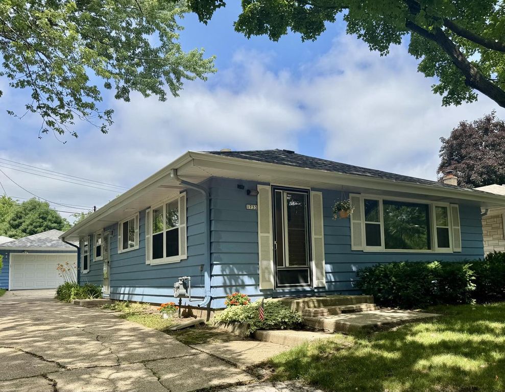 1733 N 118th STREET, Wauwatosa, WI 53226