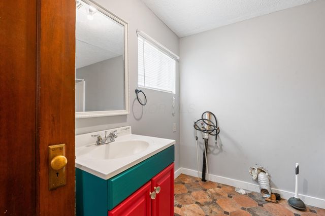 7764 Glaze Road NE, New Holland, OH 43145