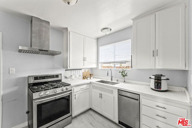 8102 Norwich Avenue, Los Angeles, CA 91402