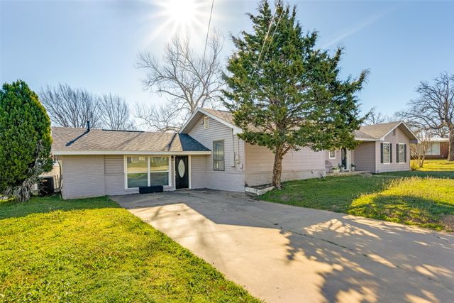 909 Coffield Street, Bowie, TX 76230