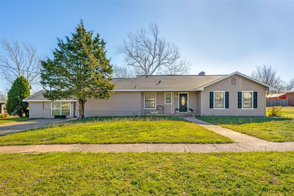 909 Coffield Street, Bowie, TX 76230