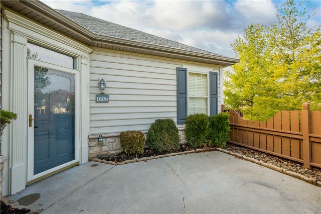 1608 Saint Andrews Dr, South Strabane, PA 15301