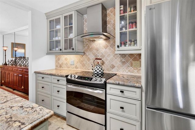 1065 EDEN ISLE BOULEVARD NE 2, St Petersburg, FL 33704
