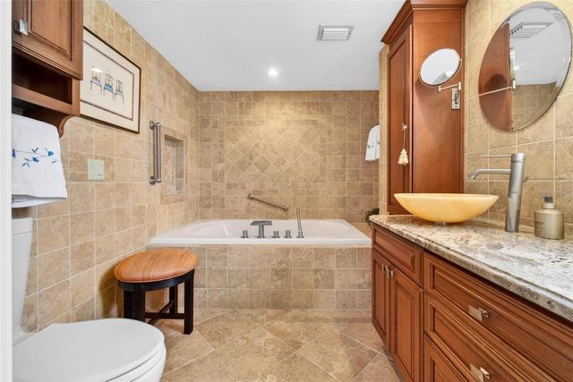 1065 EDEN ISLE BOULEVARD NE 2, St Petersburg, FL 33704