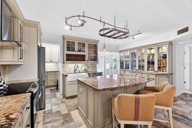 1065 EDEN ISLE BOULEVARD NE 2, St Petersburg, FL 33704