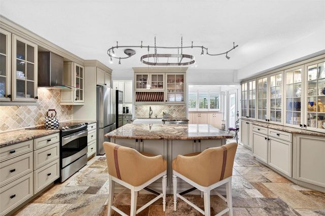 1065 EDEN ISLE BOULEVARD NE 2, St Petersburg, FL 33704
