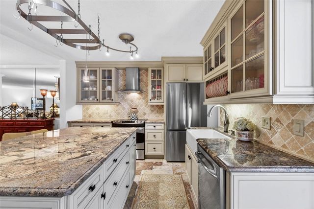 1065 EDEN ISLE BOULEVARD NE 2, St Petersburg, FL 33704