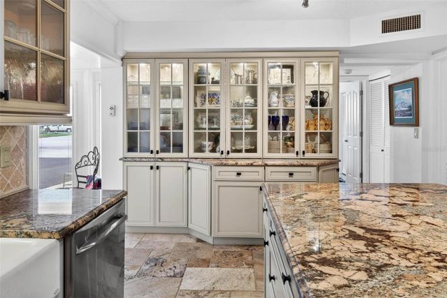 1065 EDEN ISLE BOULEVARD NE 2, St Petersburg, FL 33704