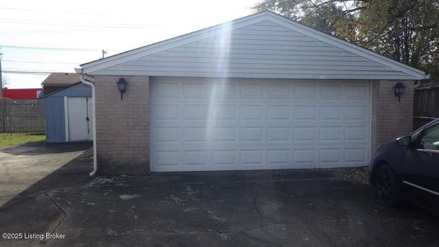 9810 Tucson Ct, Louisville, KY 40223