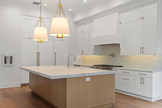 423 S ROYAL POINCIANA DRIVE, Tampa, FL 33609