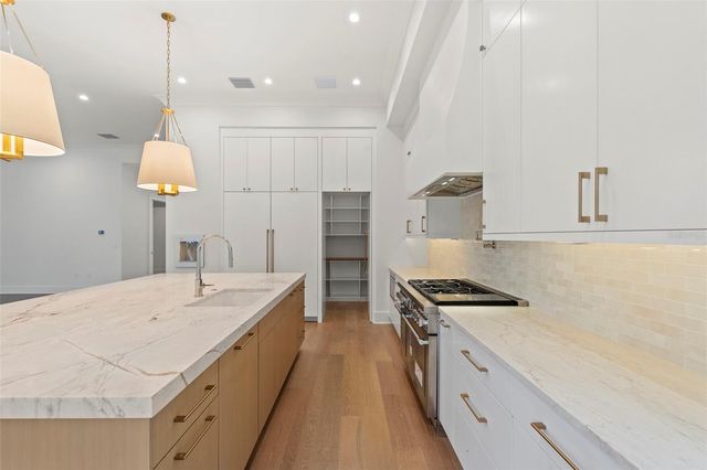 423 S ROYAL POINCIANA DRIVE, Tampa, FL 33609