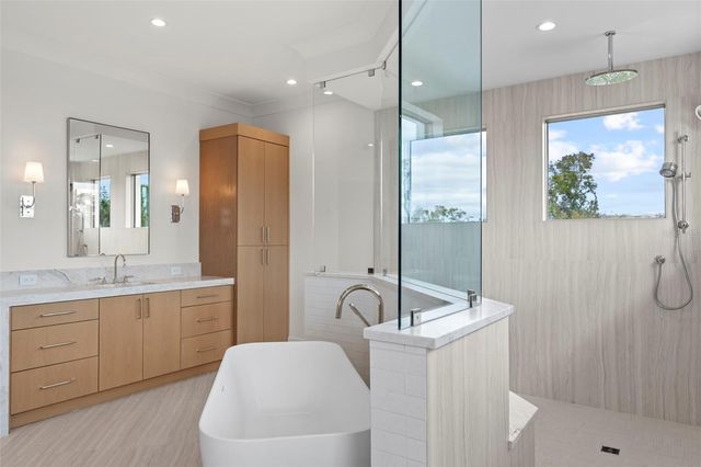 423 S ROYAL POINCIANA DRIVE, Tampa, FL 33609