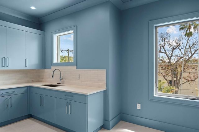 423 S ROYAL POINCIANA DRIVE, Tampa, FL 33609