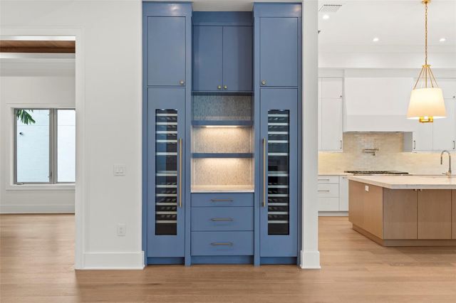 423 S ROYAL POINCIANA DRIVE, Tampa, FL 33609