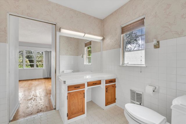1070 20th Avenue, East Moline, IL 61244