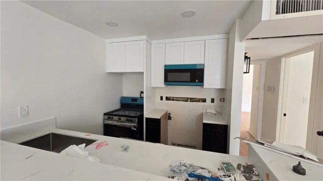 8601 International 228, Canoga Park, CA 91304