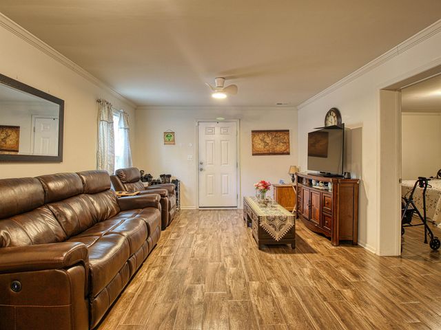215 W James St., Mullins, SC 29574