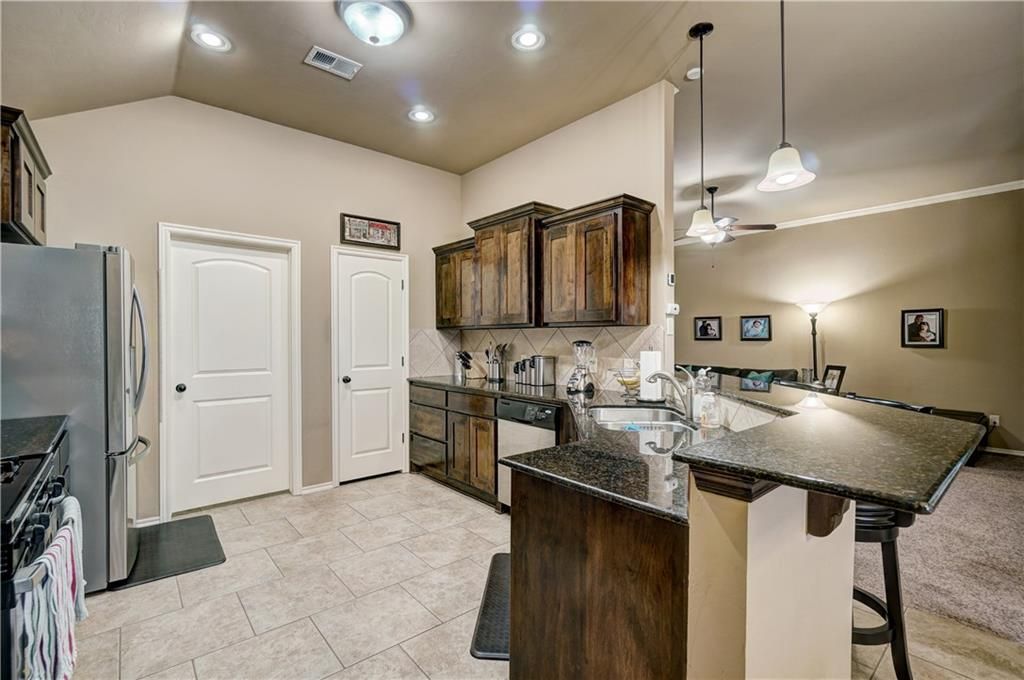 Image 12 of property listing at 17512 Red Tailed Hawk Way, Edmond, OK 73012