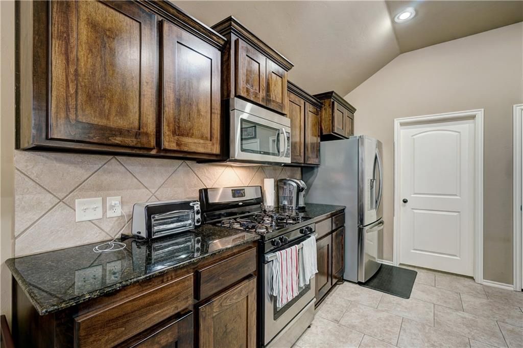 Image 13 of property listing at 17512 Red Tailed Hawk Way, Edmond, OK 73012