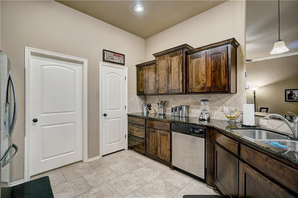 Image 14 of property listing at 17512 Red Tailed Hawk Way, Edmond, OK 73012