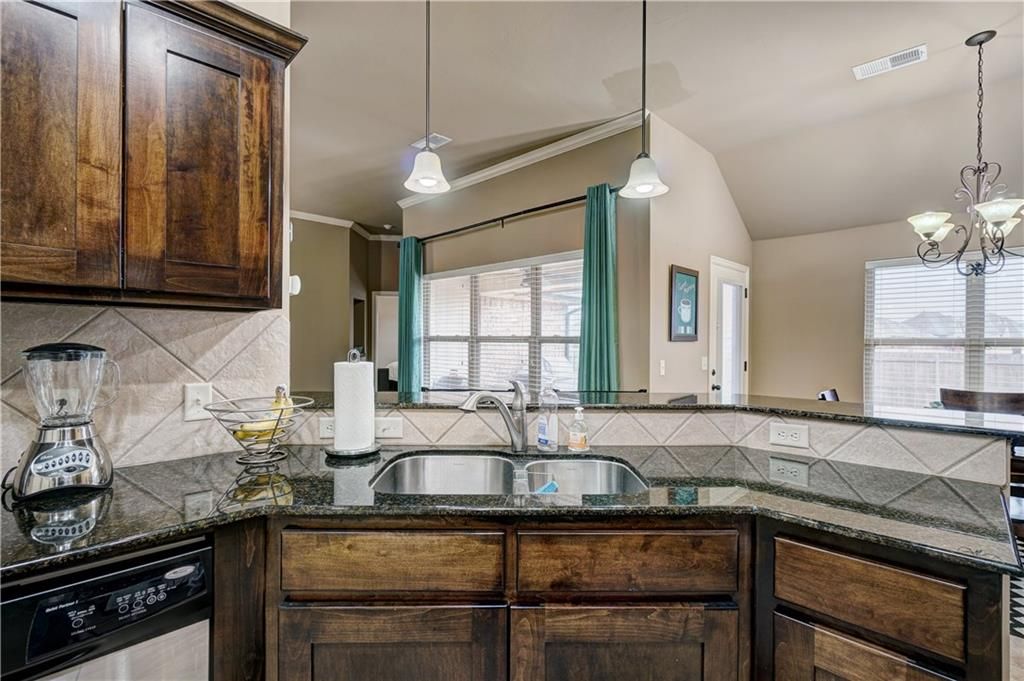 Image 16 of property listing at 17512 Red Tailed Hawk Way, Edmond, OK 73012