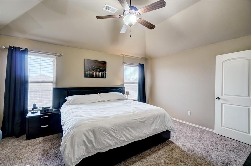 Image 18 of property listing at 17512 Red Tailed Hawk Way, Edmond, OK 73012