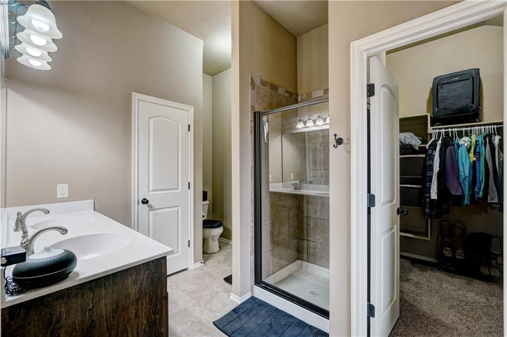 Image 19 of property listing at 17512 Red Tailed Hawk Way, Edmond, OK 73012