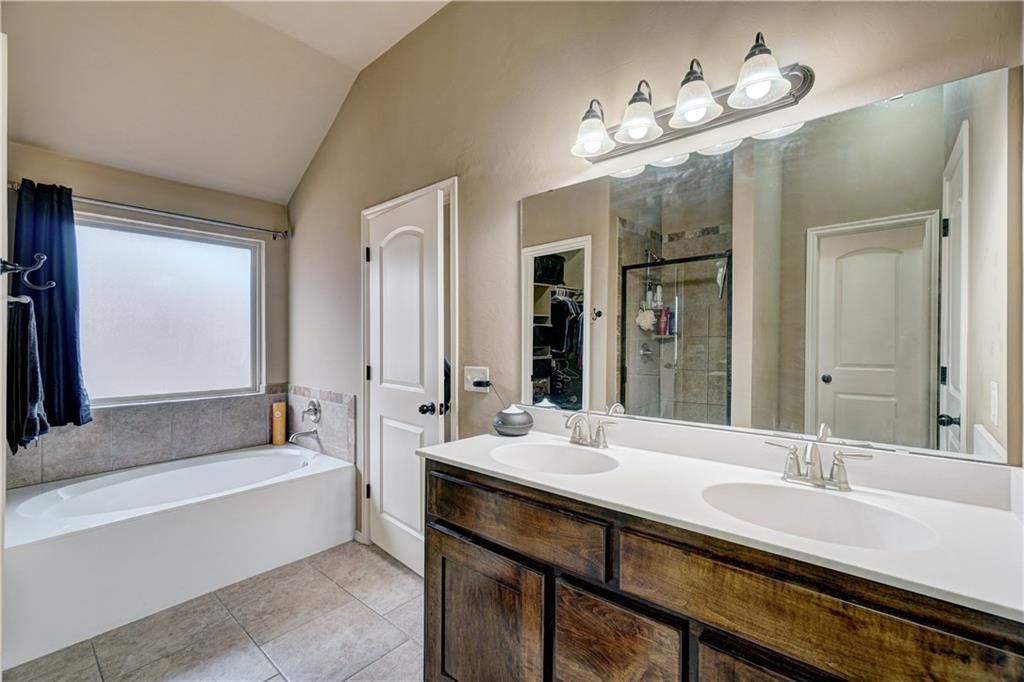 Image 20 of property listing at 17512 Red Tailed Hawk Way, Edmond, OK 73012