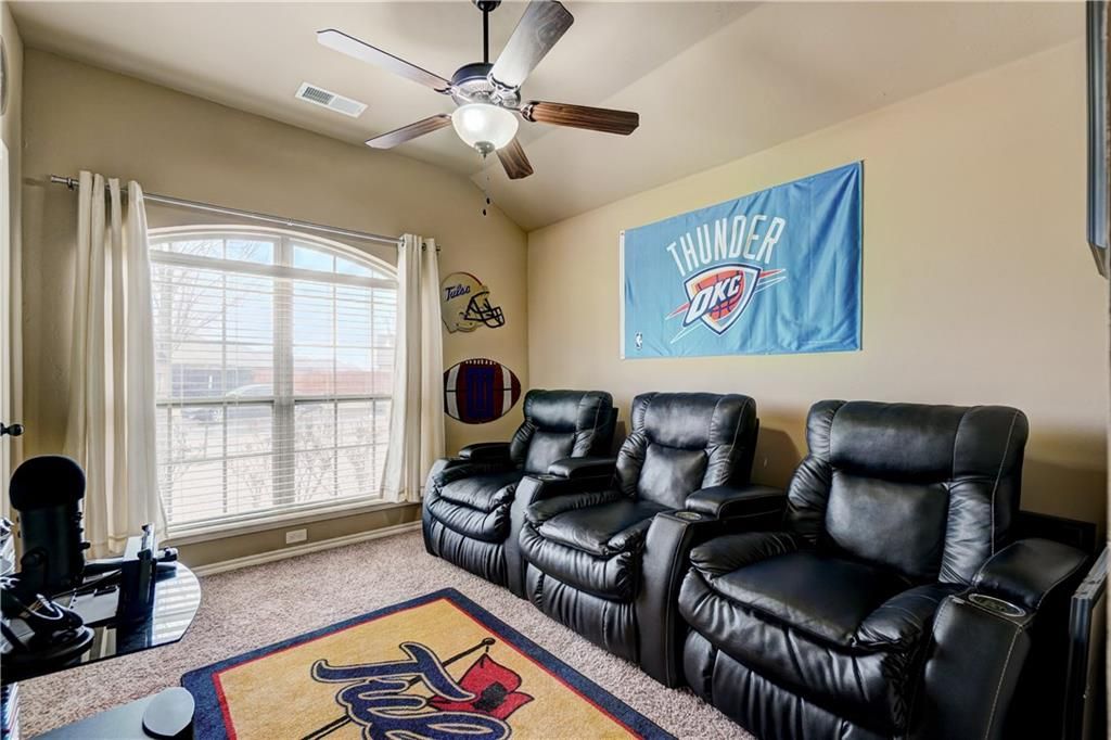 Image 24 of property listing at 17512 Red Tailed Hawk Way, Edmond, OK 73012