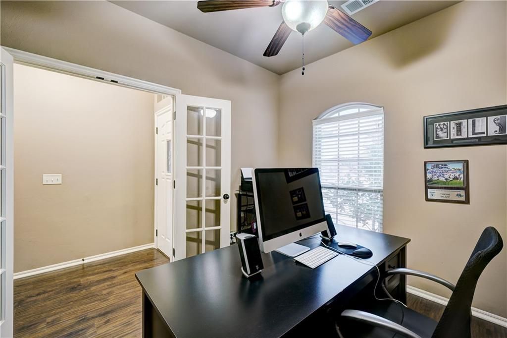 Image 4 of property listing at 17512 Red Tailed Hawk Way, Edmond, OK 73012