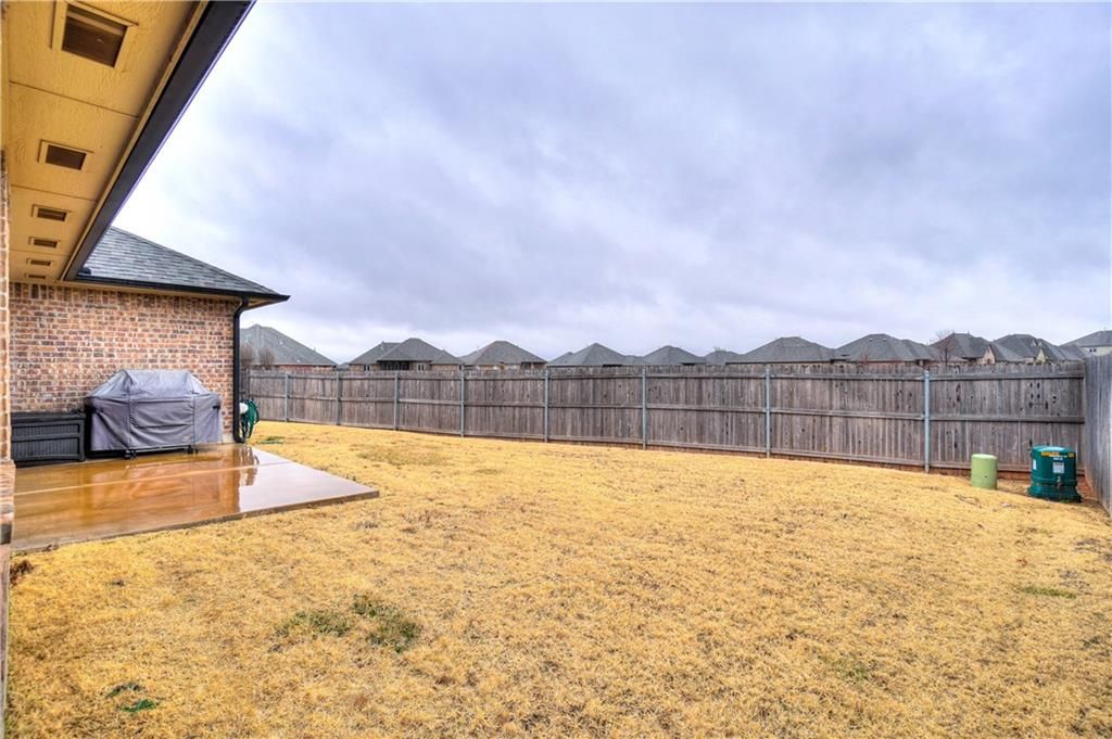 Image 31 of property listing at 17512 Red Tailed Hawk Way, Edmond, OK 73012